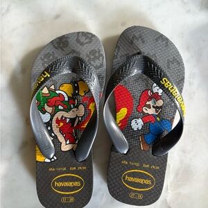 Havaianas Mario and Bowser Flip Flops - Gray and Red